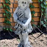 Statueta fetiţa cu furtun, gri patinat, model S34.