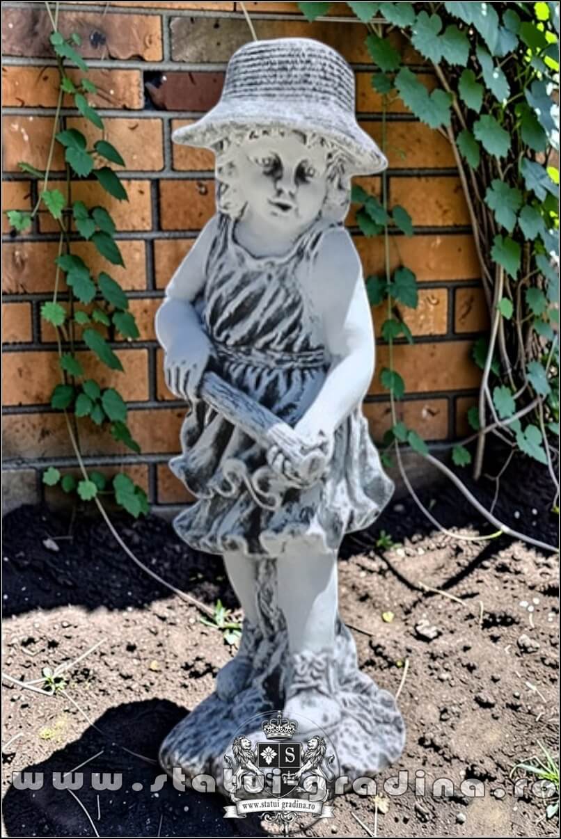 Statueta fetiţa cu furtun, gri patinat, model S34. (1)
