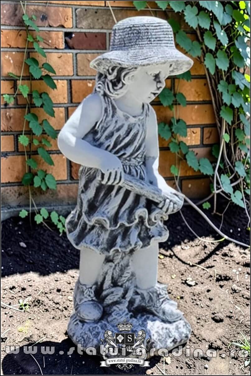 Statueta fetiţa cu furtun, gri patinat, model S34. (2)