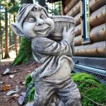 Statuetă pitic trol cu vază, gri patinat, model S58.