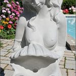 Statuetă sirenă cu scoică, alb marmorat, model S49.