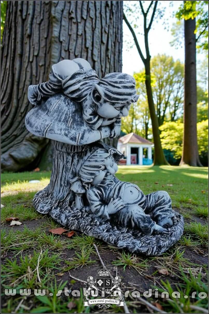 Statuetă troli pe ciupercă, gri patinat, model S61. (2)
