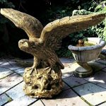 Statuetă vultur pe stâncă, șoim, auriu patinat, model S35.