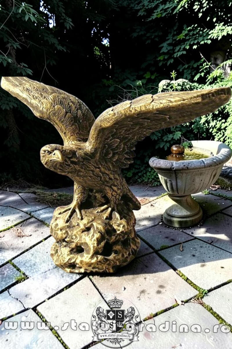 Statuetă vultur pe stâncă, șoim, auriu patinat, model S35. (1)