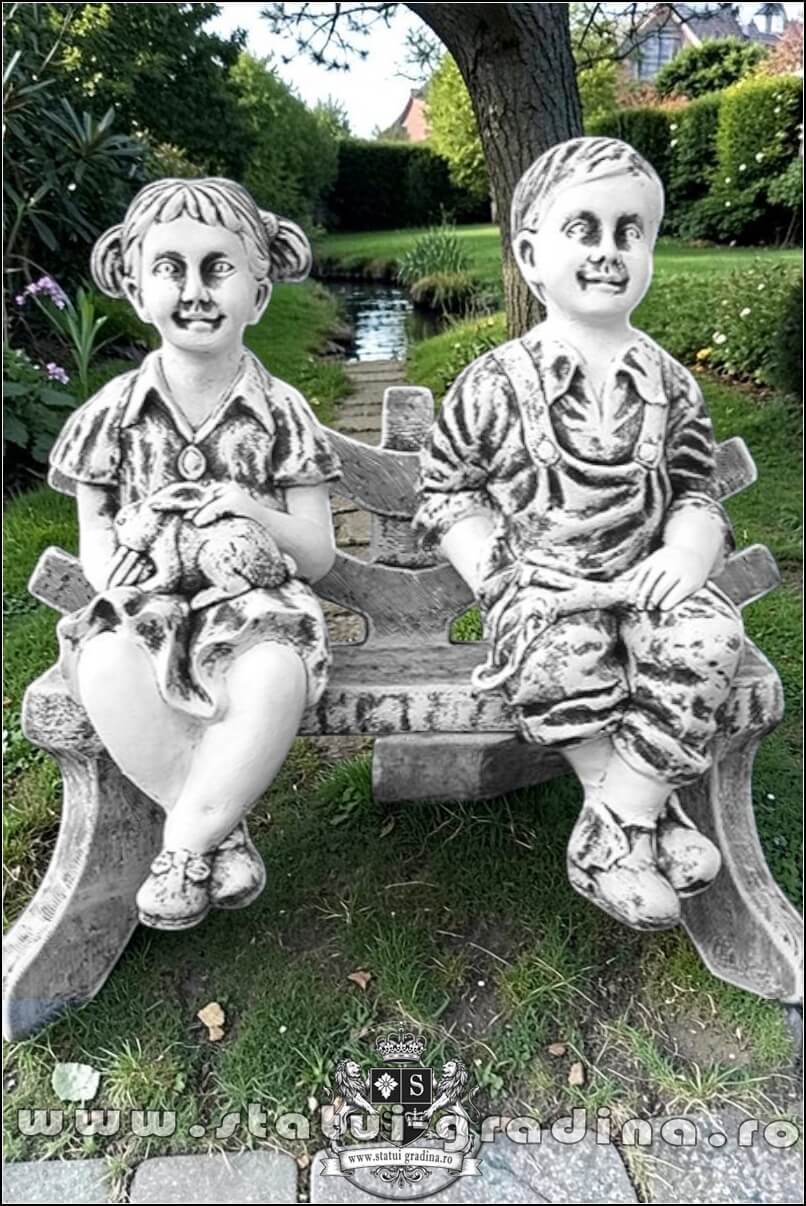 Statuete copii pe băncuță, gri patinat, model S24. (1)