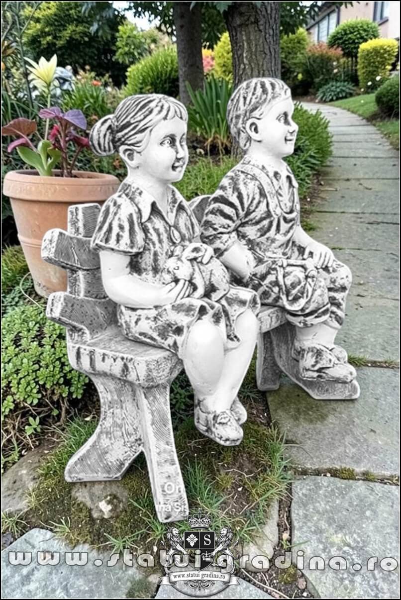 Statuete copii pe băncuță, gri patinat, model S24. (2)