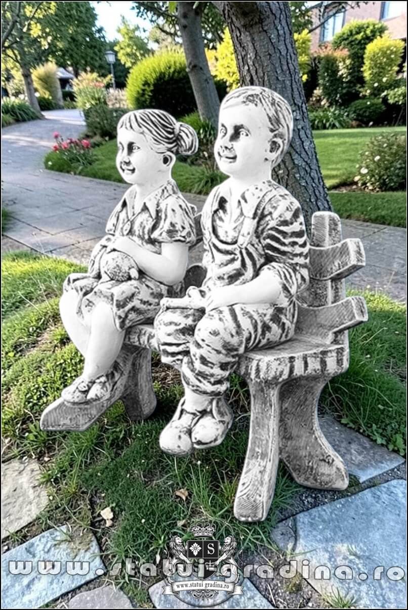 Statuete copii pe băncuță, gri patinat, model S24. (3)