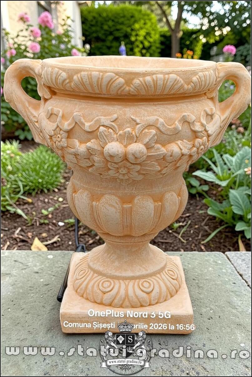 Vază ornament mare cu picior, galben patinat, model V6. (1)