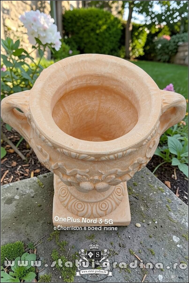 Vază ornament mare cu picior, galben patinat, model V6. (4)