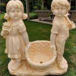 Statuetă copii cu coșuleț, galben antichizat, model J2.