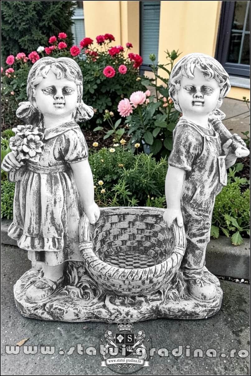 Statuetă copii cu coșuleț, gri antichizat, model J2. (2)