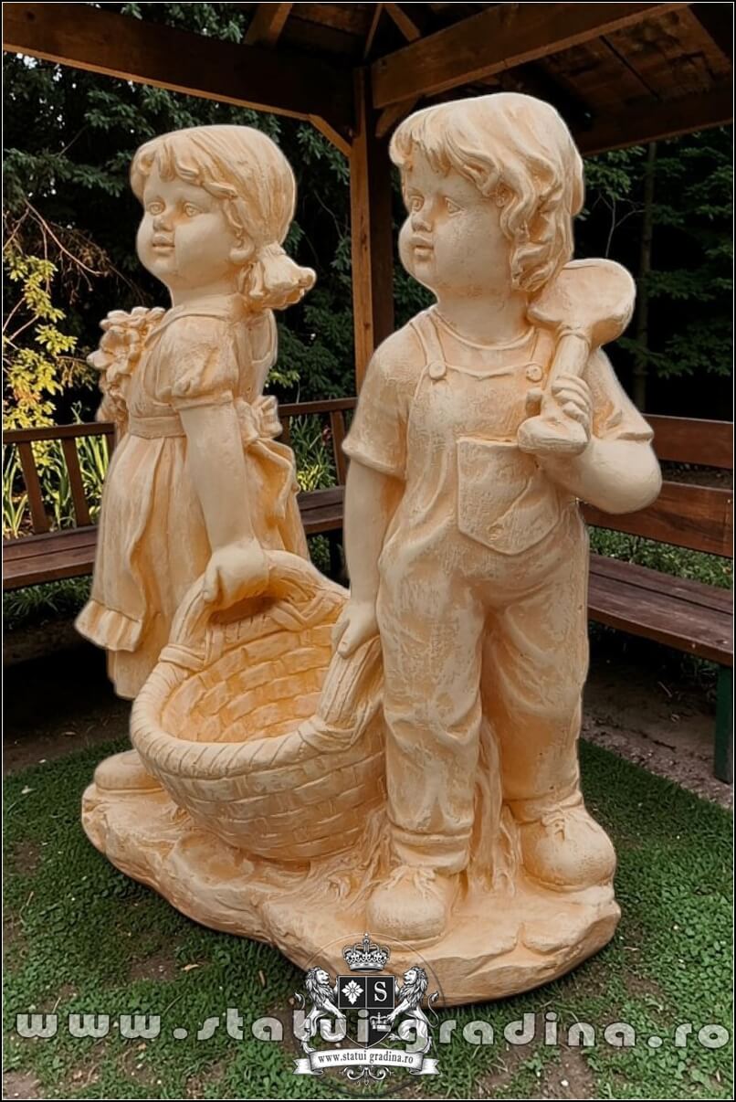 Statuetă copii cu coșuleț, gri antichizat, model J2. (3)