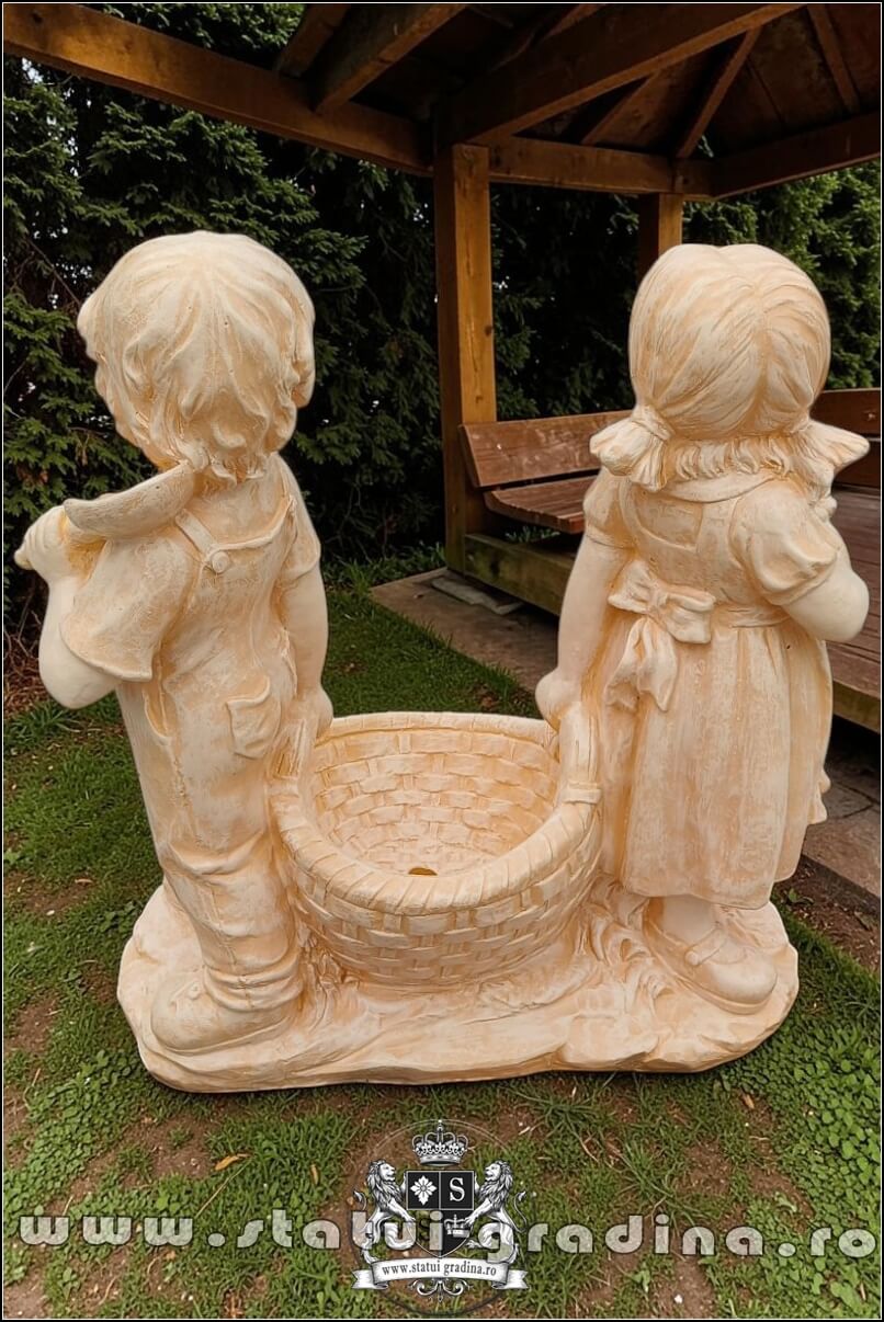 Statuetă copii cu coșuleț, gri antichizat, model J2. (4)