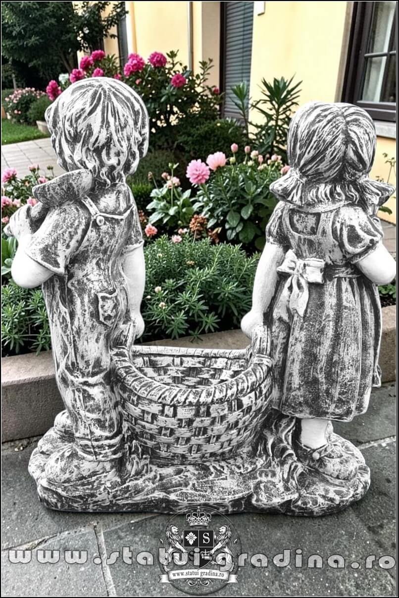 Statuetă copii cu coșuleț, gri antichizat, model J2. (5)