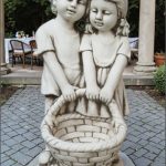 Statuetă copii cu coșuleț, gri patinat, model j5.