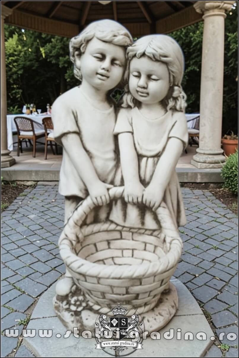 Statuetă copii cu coșuleț, gri patinat, model j5. (1)