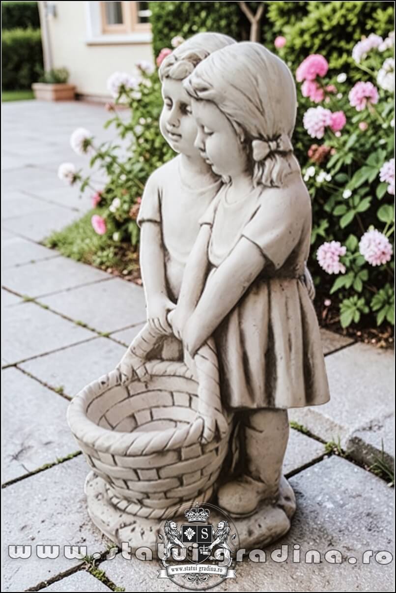 Statuetă copii cu coșuleț, gri patinat, model j5. (3)