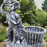 Statuetă copil cu coșuleț, gri patinat, model S19.