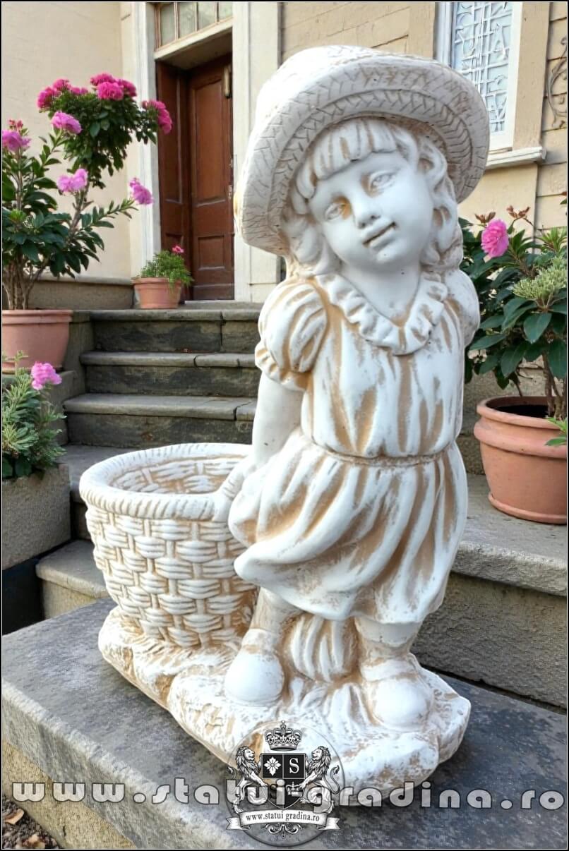 Statuetă fata cu coș, galben antichizat, model S3. (2)