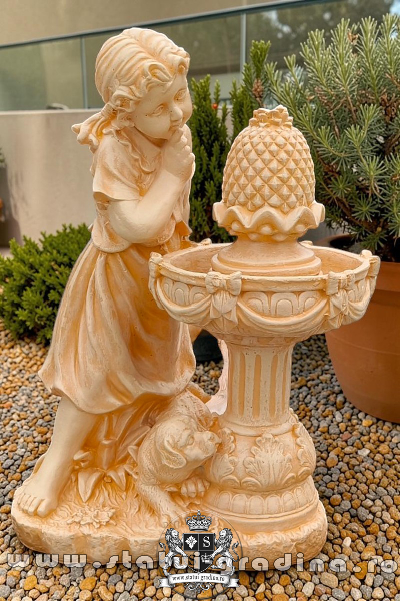 Statuetă fetița cu cățeluș, galben patinat, model F4. (1)