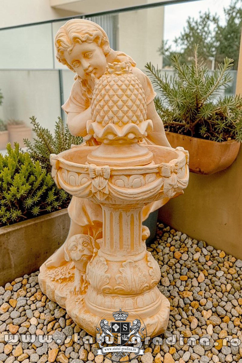 Statuetă fetița cu cățeluș, galben patinat, model F4. (2)