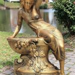Statuetă jardinieră flori, arămiu patinat, model J12.