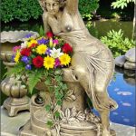 Statuetă jardinieră flori, auriu patinat, model J12.