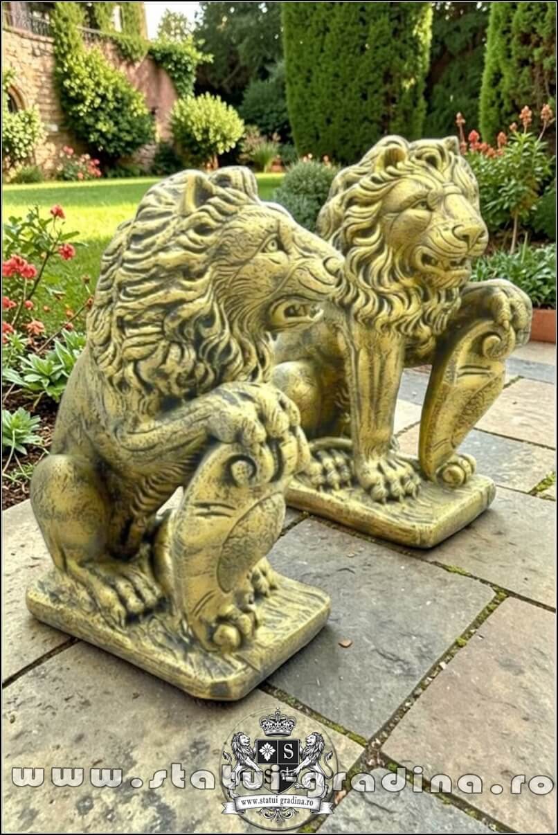 Statuetă leu mare cu blazon, auriu patinat, model S1. (2)