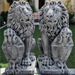 Statuetă leu mare cu blazon, gri patinat, model S1.