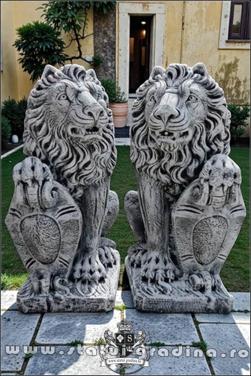 Statuetă leu mare cu blazon, gri patinat, model S1. (1)