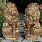 Statuetă leu mic cu blazon, arămiu patinat, model S2.