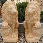 Statuetă leu mic cu blazon, galben patinat, model S2.