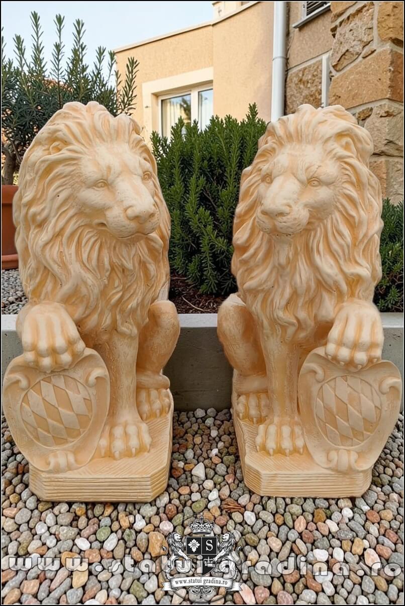 Statuetă leu mic cu blazon, galben patinat, model S2. (1)