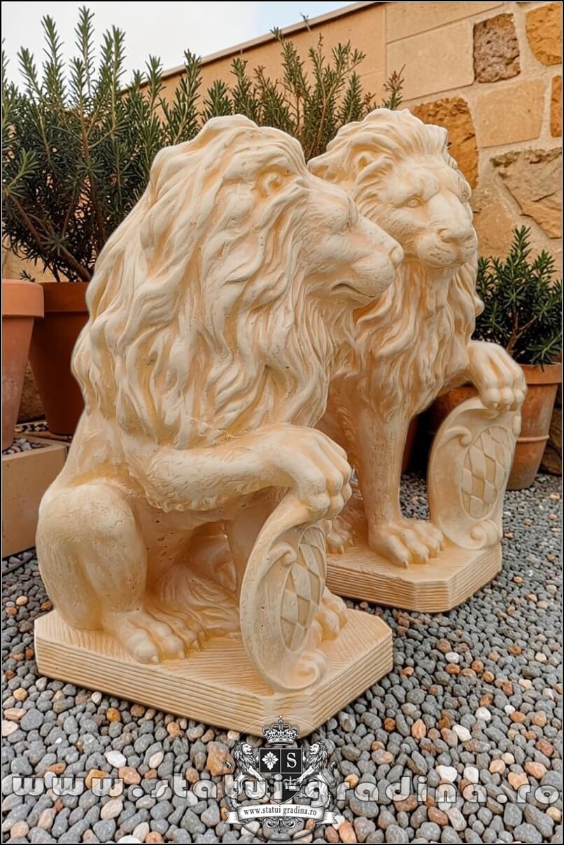 Statuetă leu mic cu blazon, galben patinat, model S2. (2)