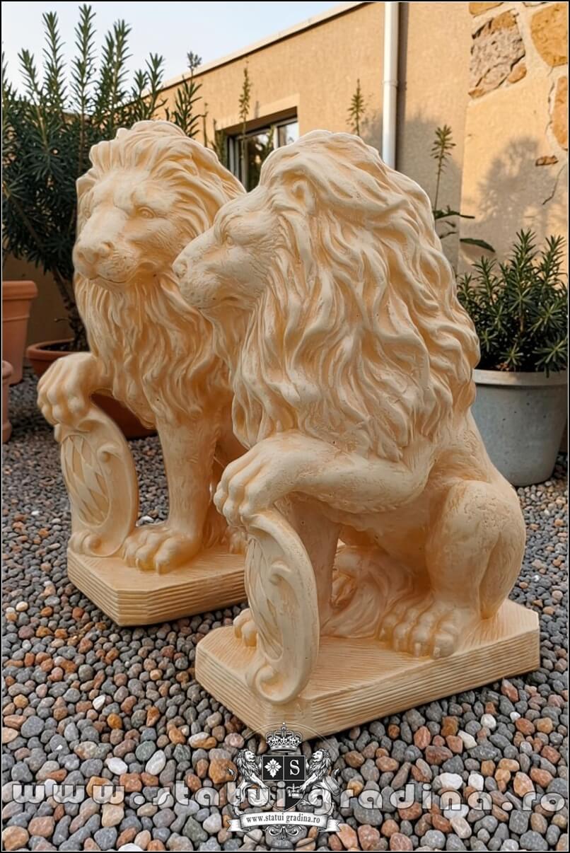 Statuetă leu mic cu blazon, galben patinat, model S2. (3)