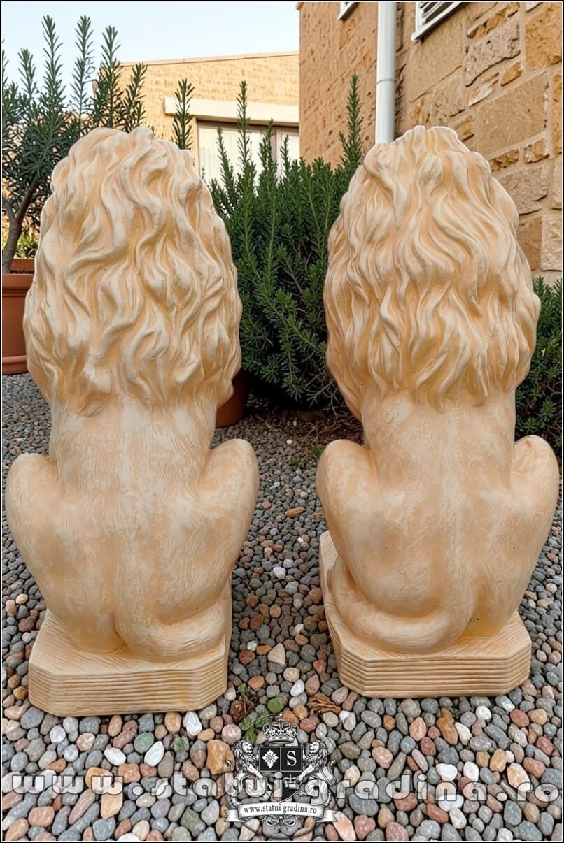 Statuetă leu mic cu blazon, galben patinat, model S2. (4)