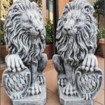 Statuetă leu mic cu blazon, gri patinat, model S2.