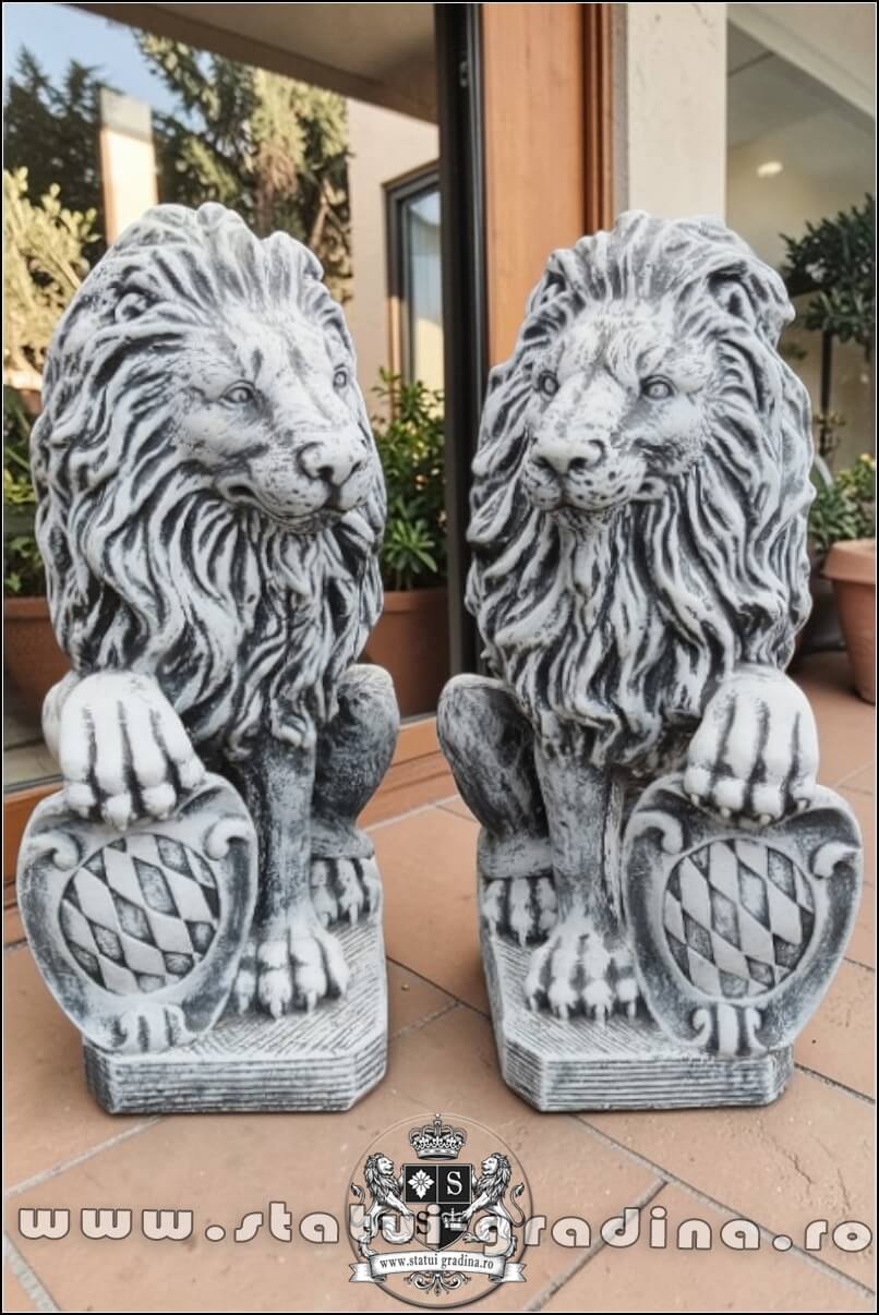 Statuetă leu mic cu blazon, gri patinat, model S2. (1)