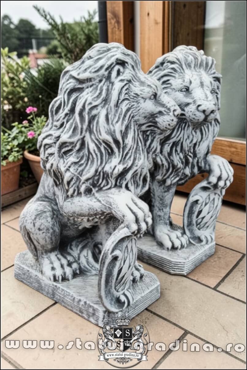 Statuetă leu mic cu blazon, gri patinat, model S2. (2)