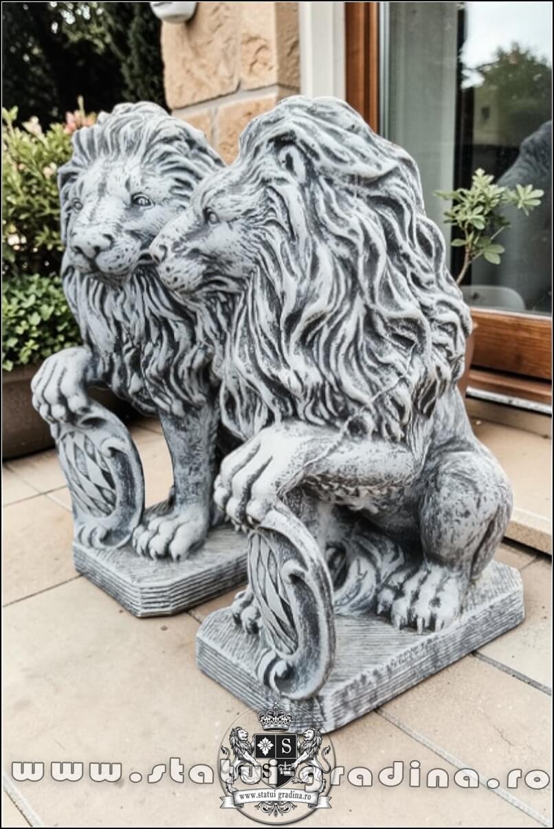 Statuetă leu mic cu blazon, gri patinat, model S2. (3)