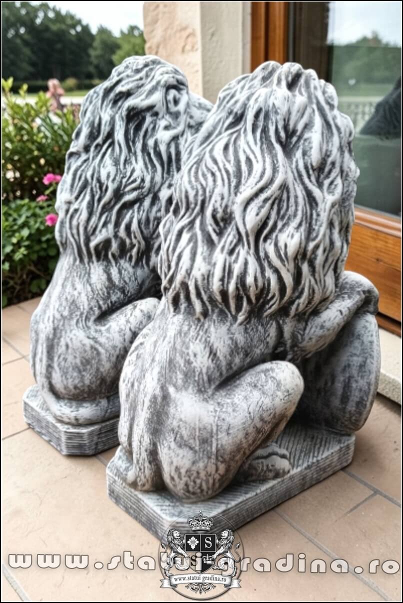 Statuetă leu mic cu blazon, gri patinat, model S2. (4)