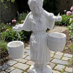 Statuetă țărancuța grădinăreasă, alb marmorat, model S14.
