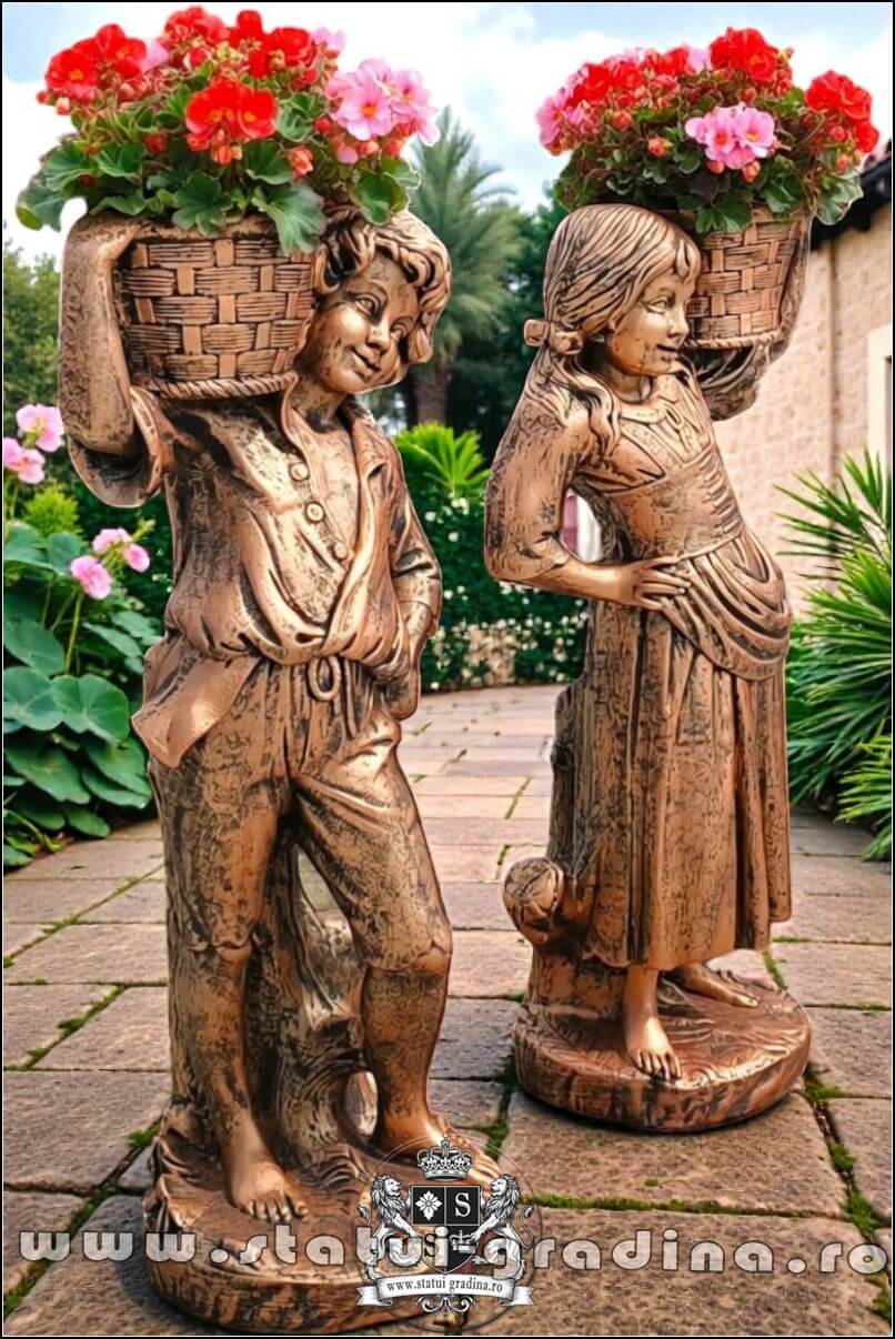 Statuete copii cu coșulețe, arămiu antichizat, model J3,J4. (2)