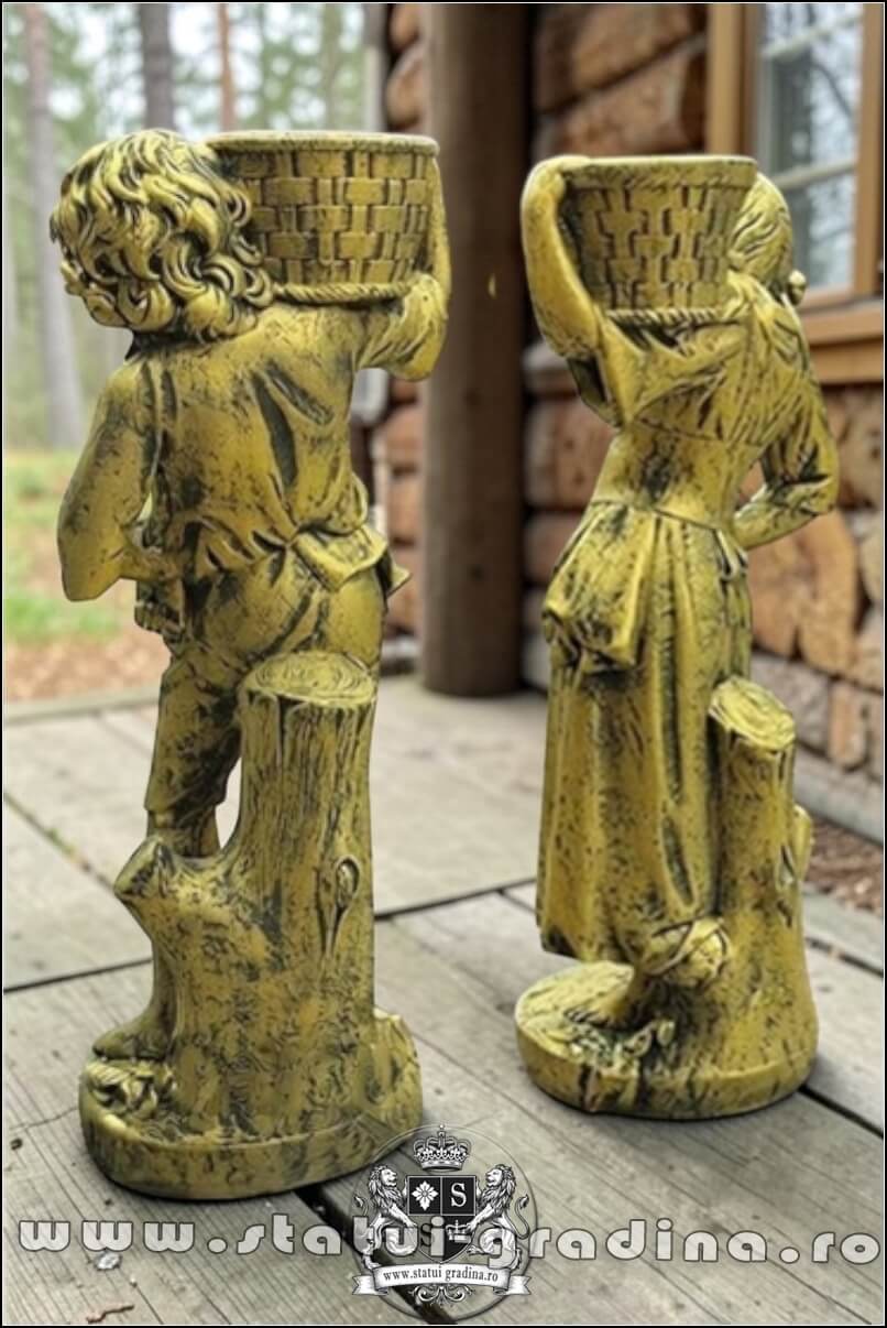 Statuete copii cu coșulețe, auriu patinat, model J3,J4. (5)