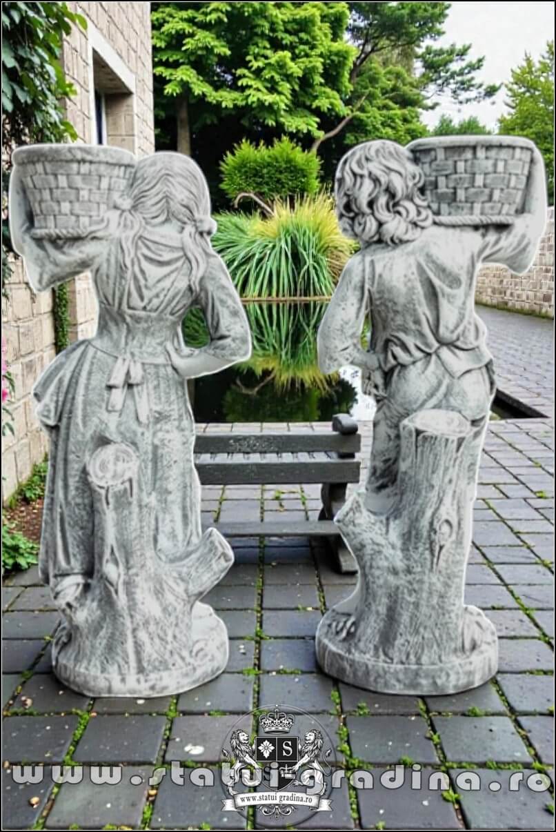 Statuete copii cu coșulețe, gri antichizat, model J3,J4. (5)