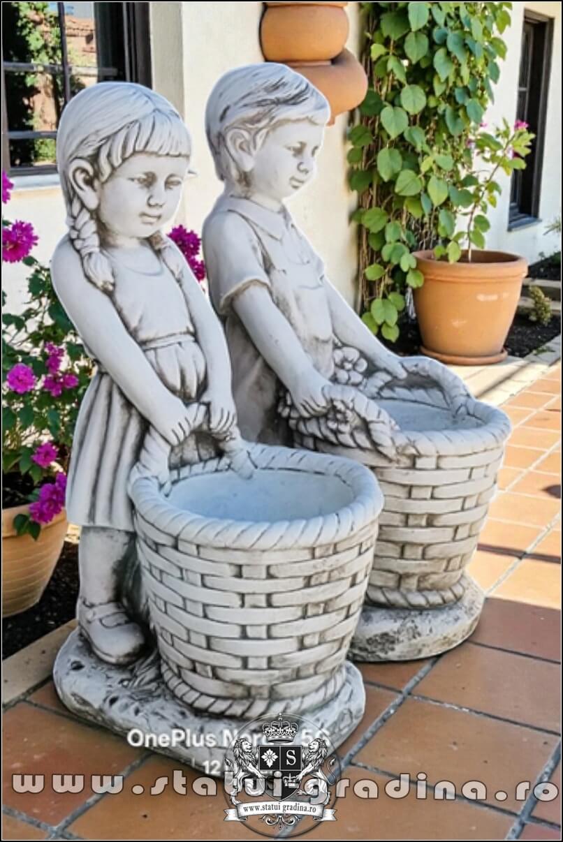 Statuete copii cu coșulețe, gri antichizat, model J9. (3)