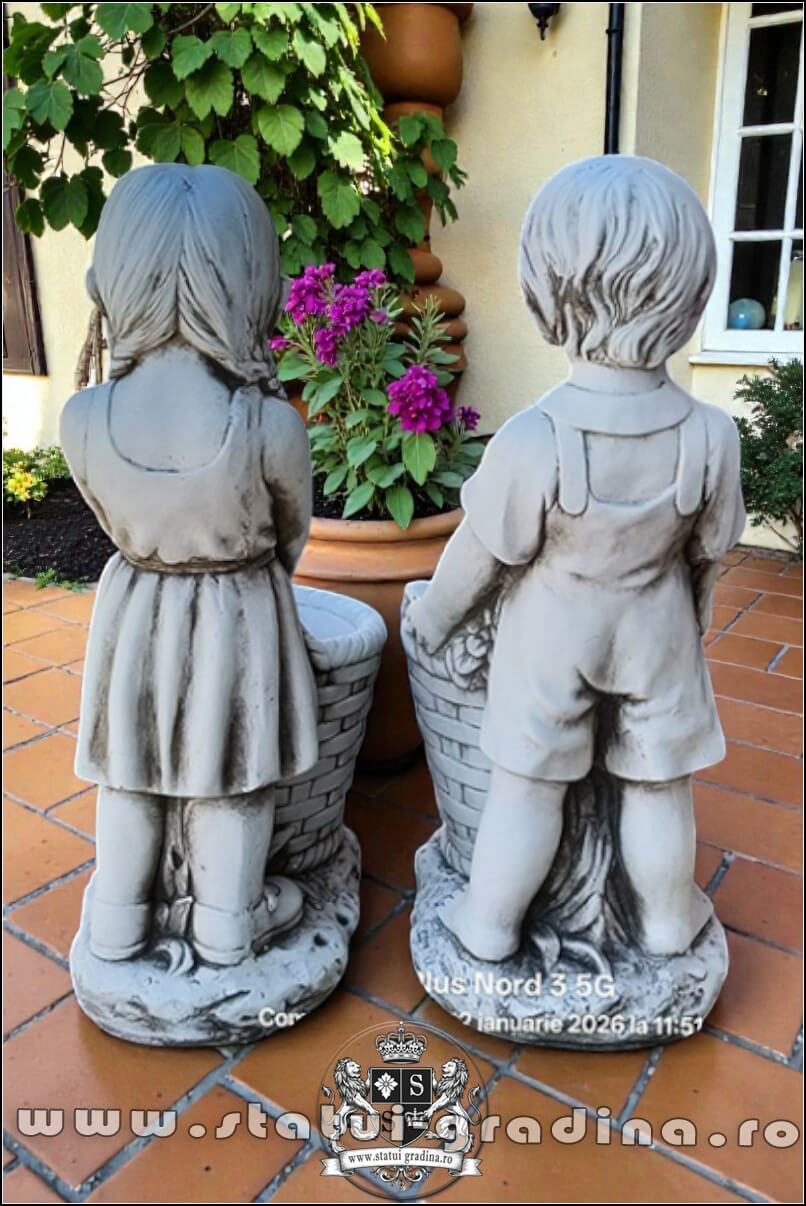 Statuete copii cu coșulețe, gri antichizat, model J9. (5)