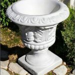 Vază ornament stejar cu picior, alb marmorat, model V3.