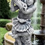 Statuetă copil cu două scoici, gri patinat, model S77.