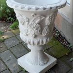 Vază ornament cu picior, alb marmorat, model V1.
